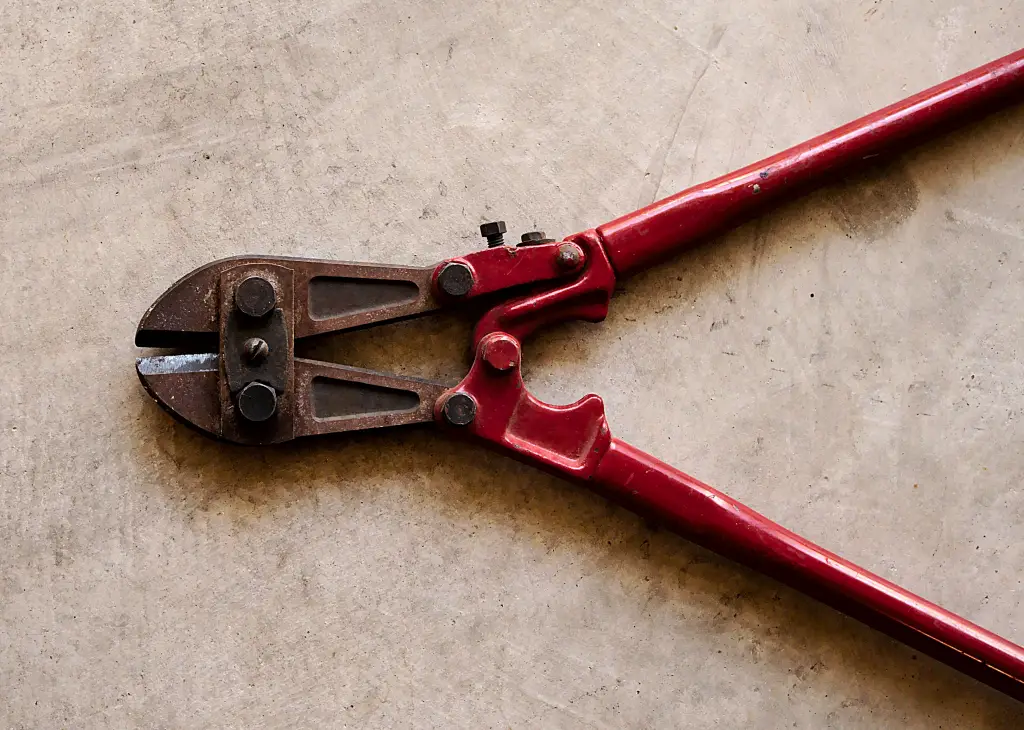 bolt cutter