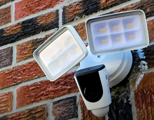 lorex floodlight mounted on outdoor wall